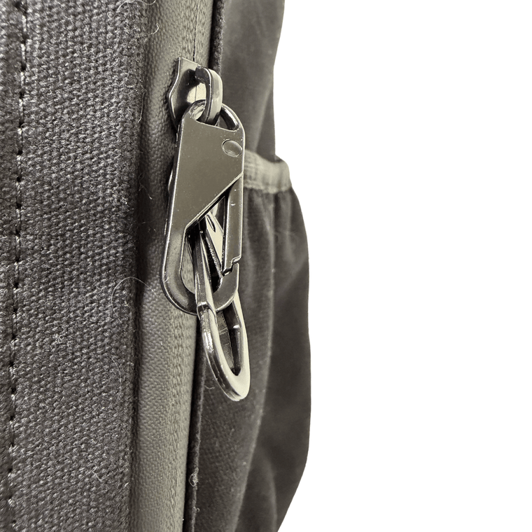 Anti-theft zipper on the window pocket