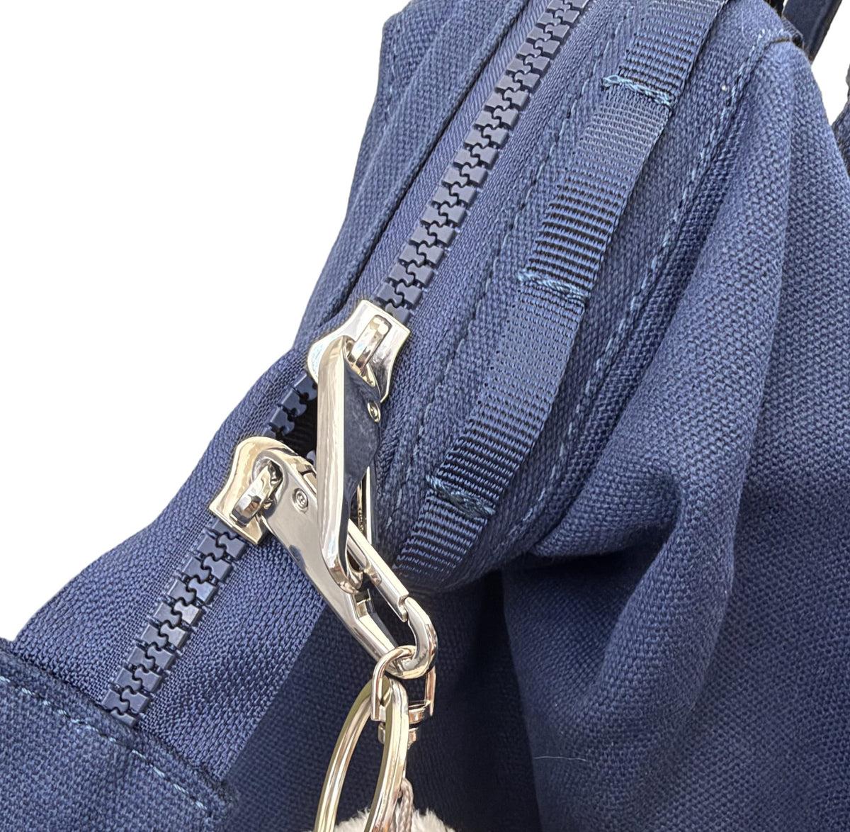 Dual Window ITA backpack 15", navy: close-up of the lobster clasp that locks the zip pulls together