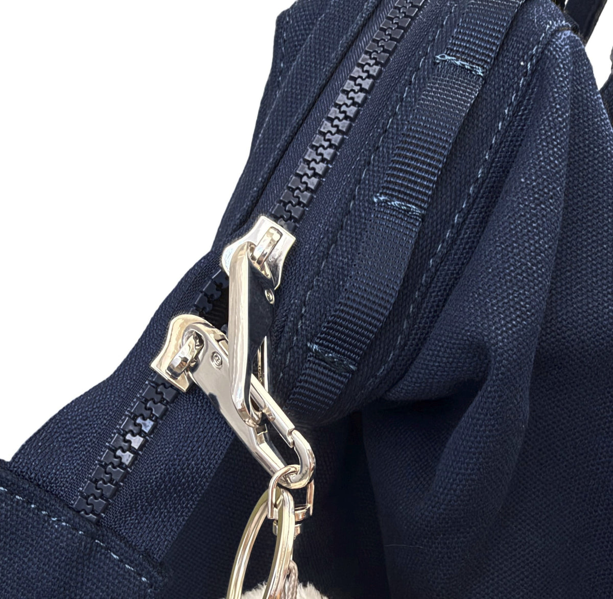 Dual Window ITA backpack 15", navy: close-up of the lobster clasp that locks the zip pulls together
