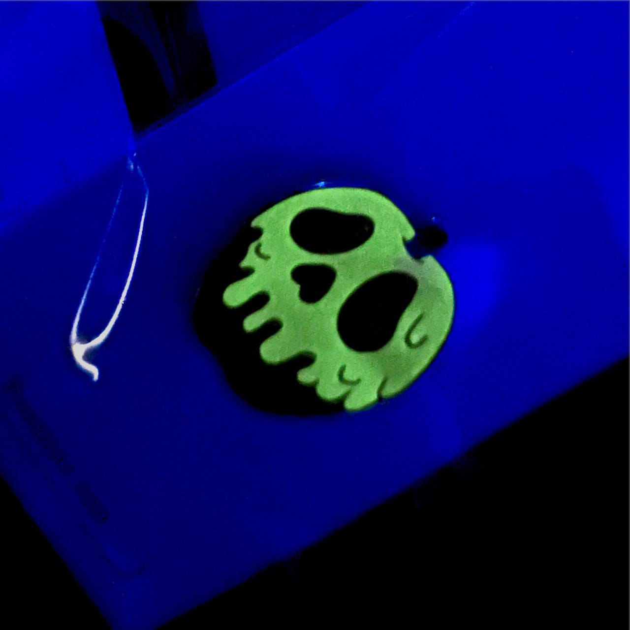 Pinbuds Enamel Pin (patreon) Poison apple pin (glow in the dark)